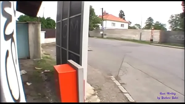 Bionda con belle e grandi tette scopa per strada con me